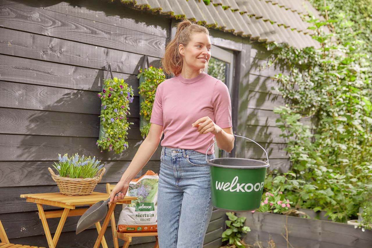 Vrouw met emmer en tuinschepje